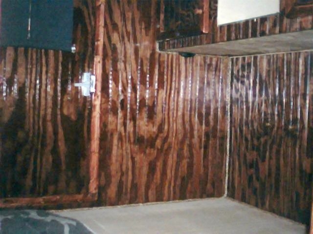 veiw of side wall under cabinets