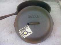 Dutch oven with handle 3