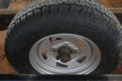 Left tire 185/80 D13, different rim from right side